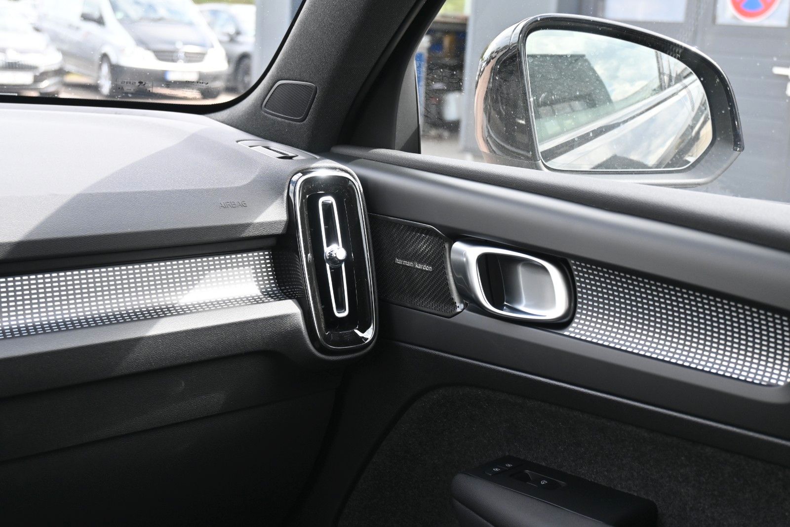 Fahrzeugabbildung Volvo XC40 B3 Plus Black Edition*LED*360*H&K*BLIS*20"
