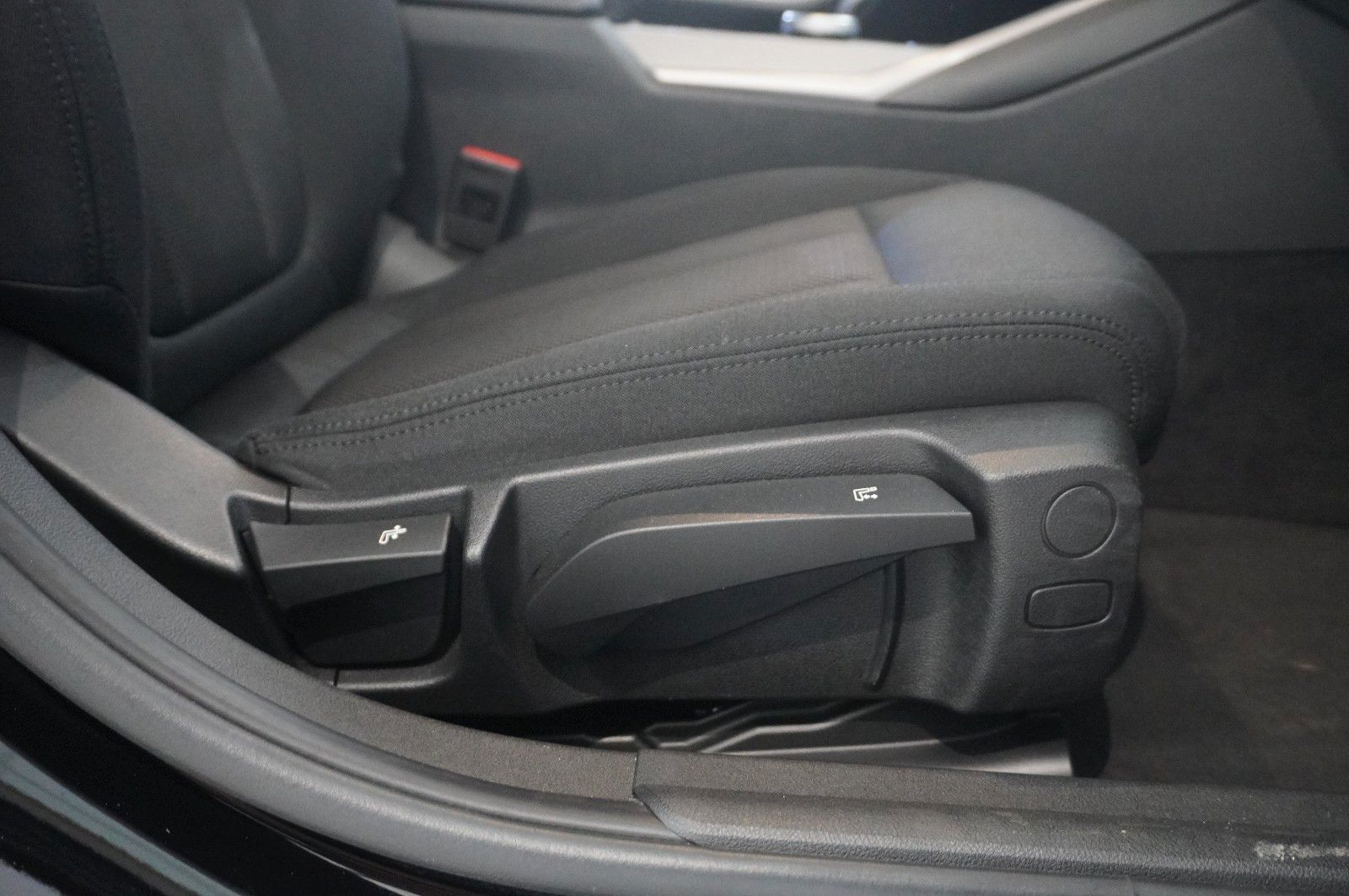 Fahrzeugabbildung BMW 318D TOURING ADVANTAGE NAVI/LED/VIRTUAL/SHZ/DAB+