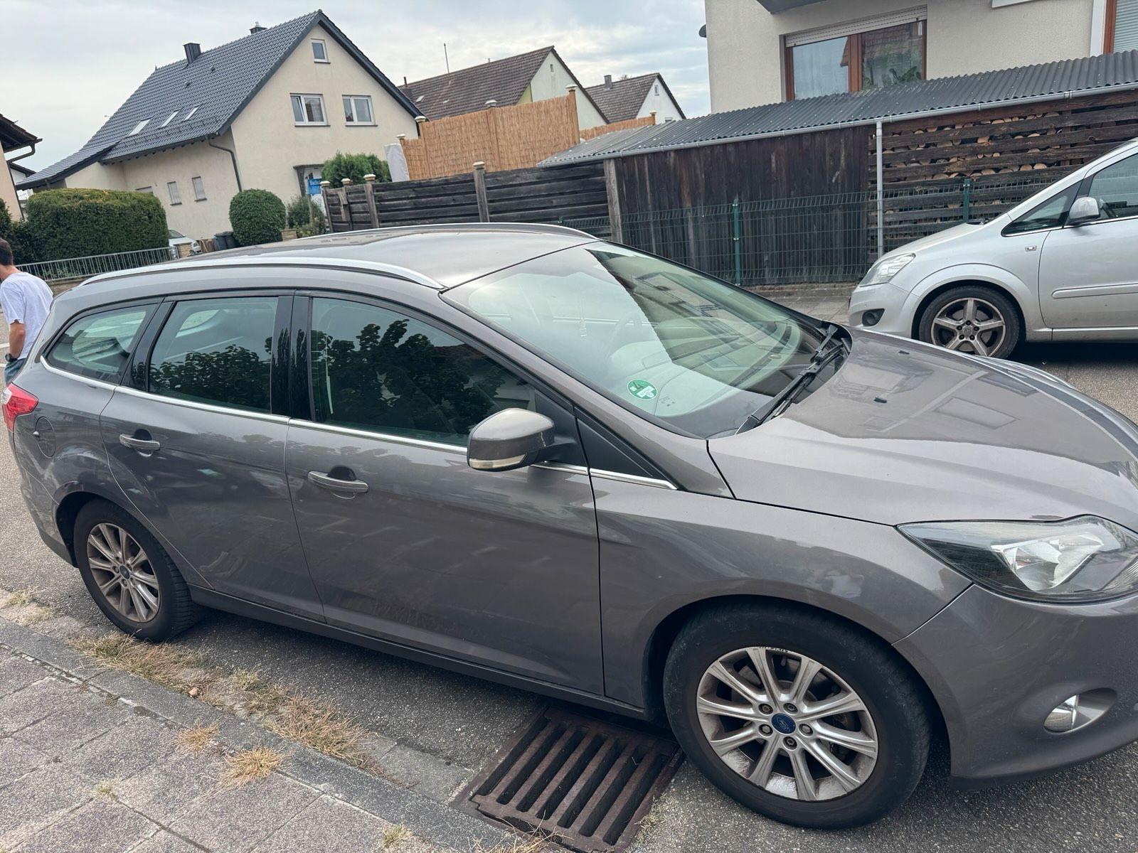 Ford Focus 2011 — rear view