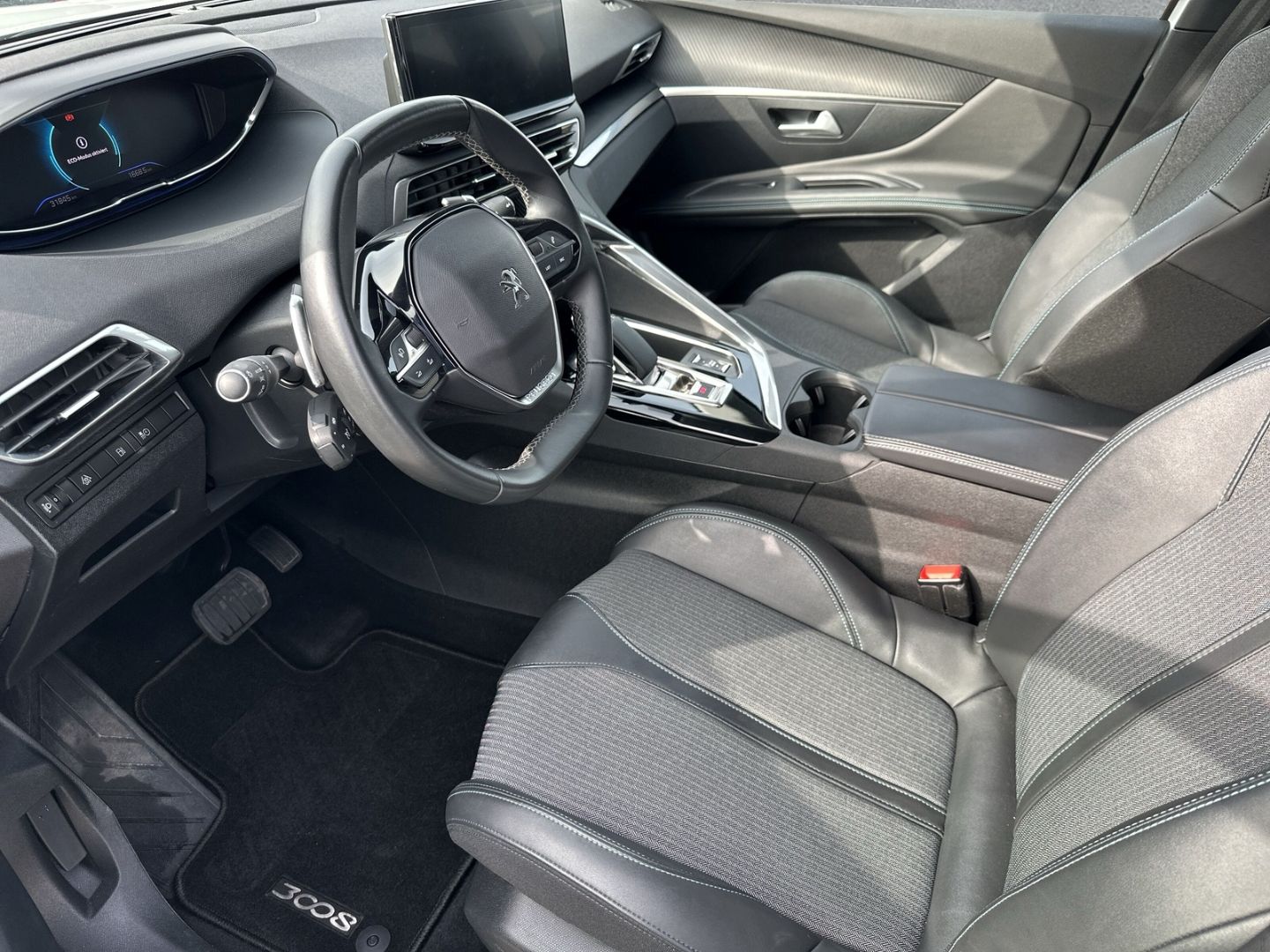 Fahrzeugabbildung Peugeot 3008 Hybrid 225 Allure Navi Digitales Cockpit LE