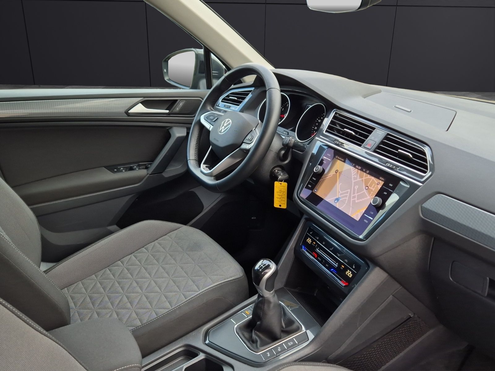 Fahrzeugabbildung Volkswagen Tiguan TSI Life LED AHK Navi Pano ACC Park-Assis