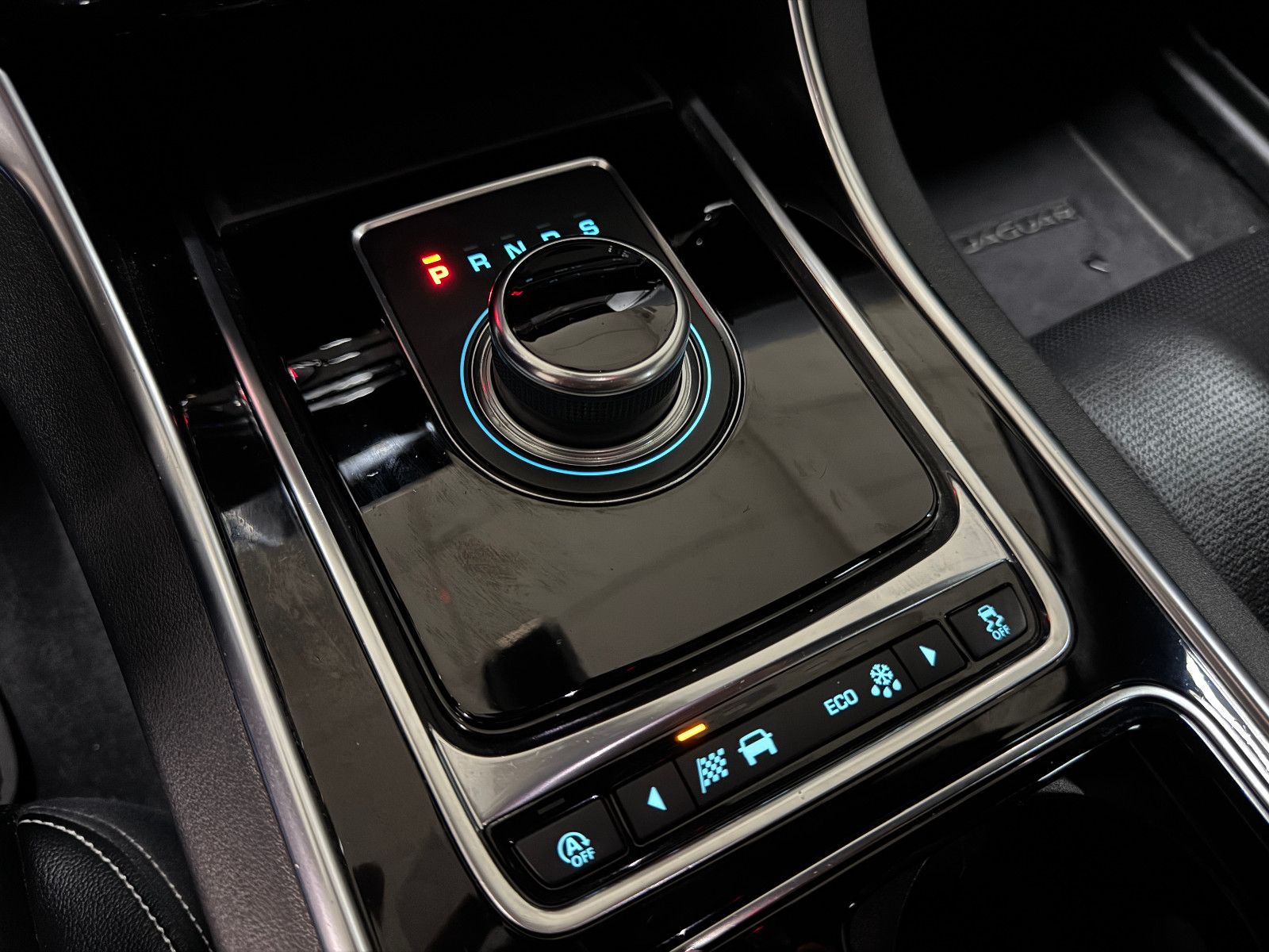 Fahrzeugabbildung Jaguar XE 2.0 d 8GT LANDMARK R-SPORT BLACK EDITION VOLL