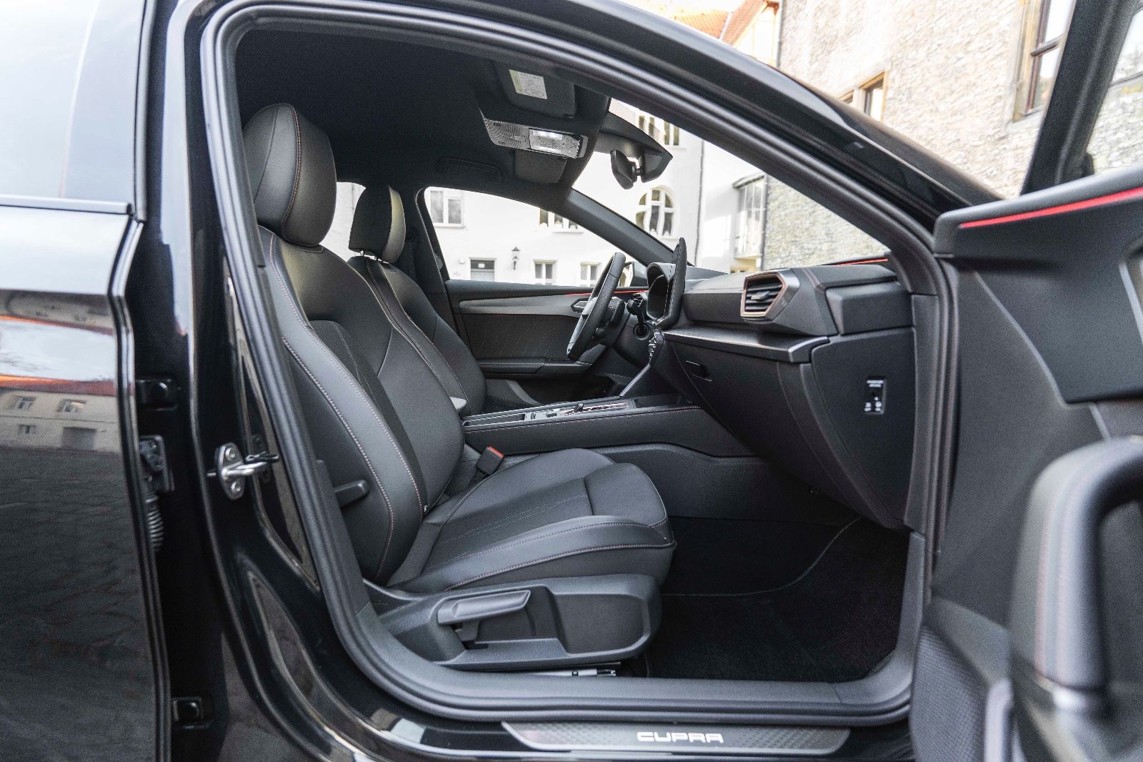 Fahrzeugabbildung CUPRA Leon Sportstourer 1.5 eTSI ACC LED TOTW CARPLAY