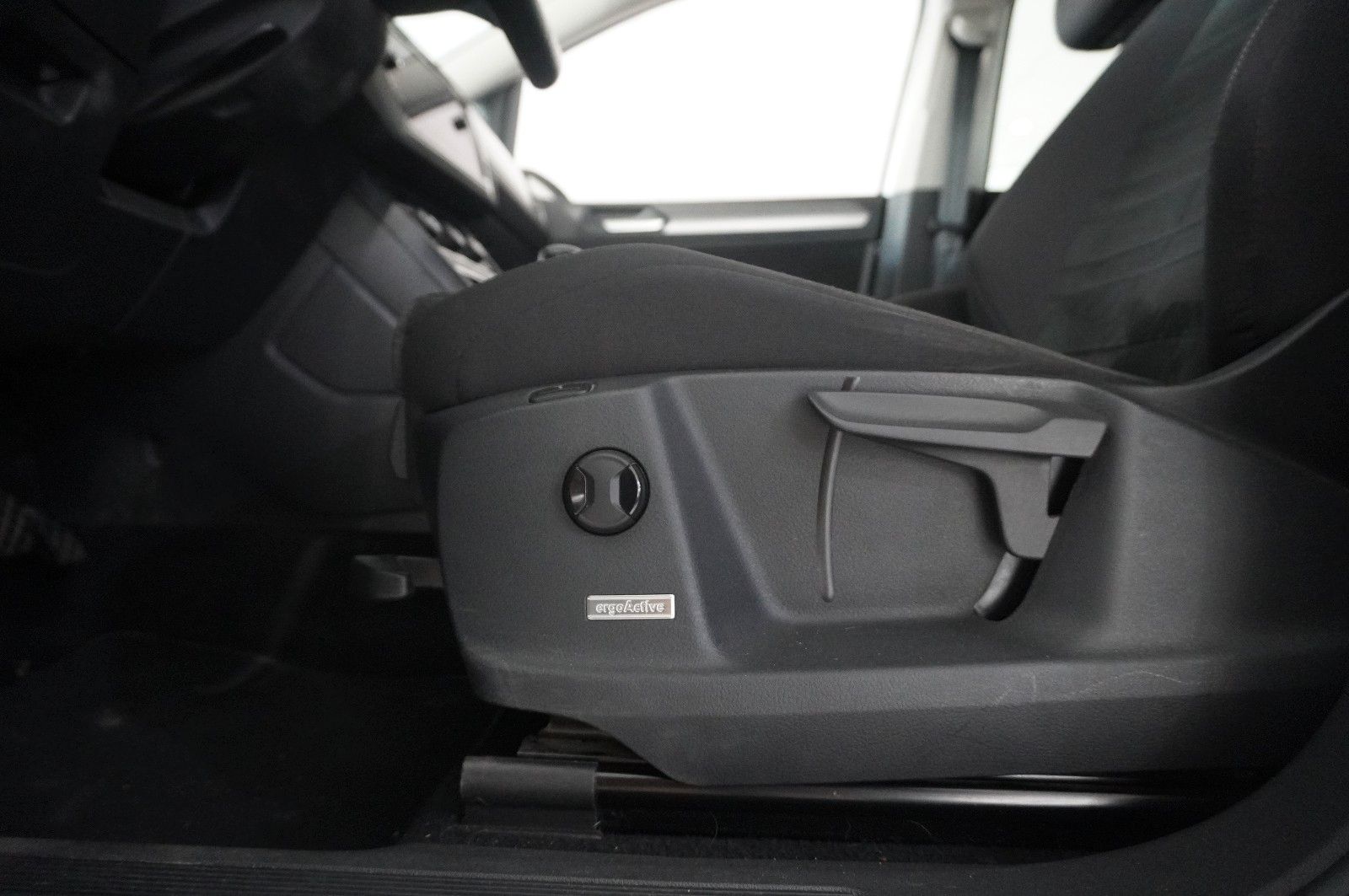 Fahrzeugabbildung Volkswagen Touran 2.0 TDI COMFORTLINE DSG NAVI/SH/ACC/DAB+