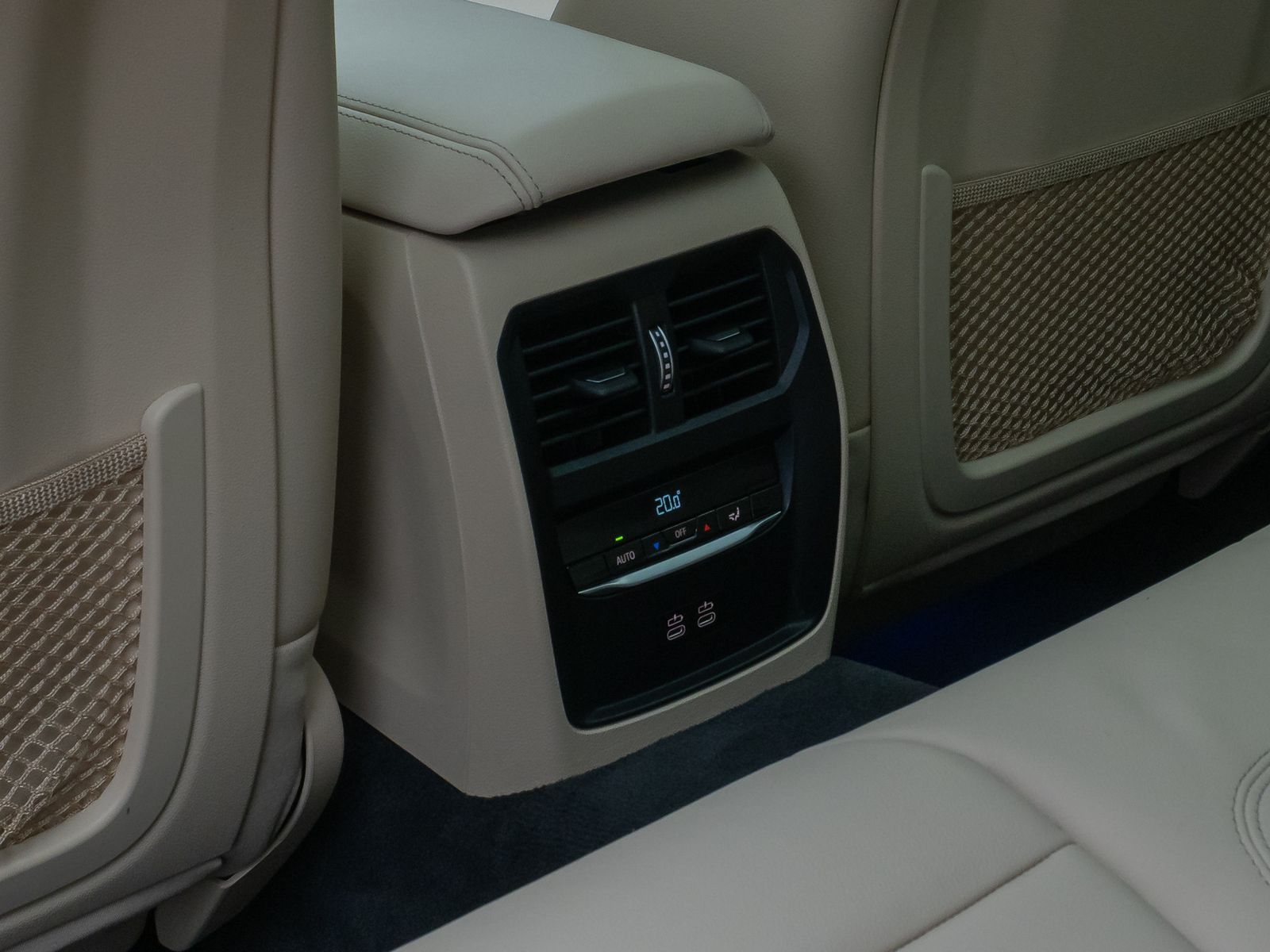 Fahrzeugabbildung BMW 320d xD LuxuryLine Kamera HUD DAB H/K AHK Komfor