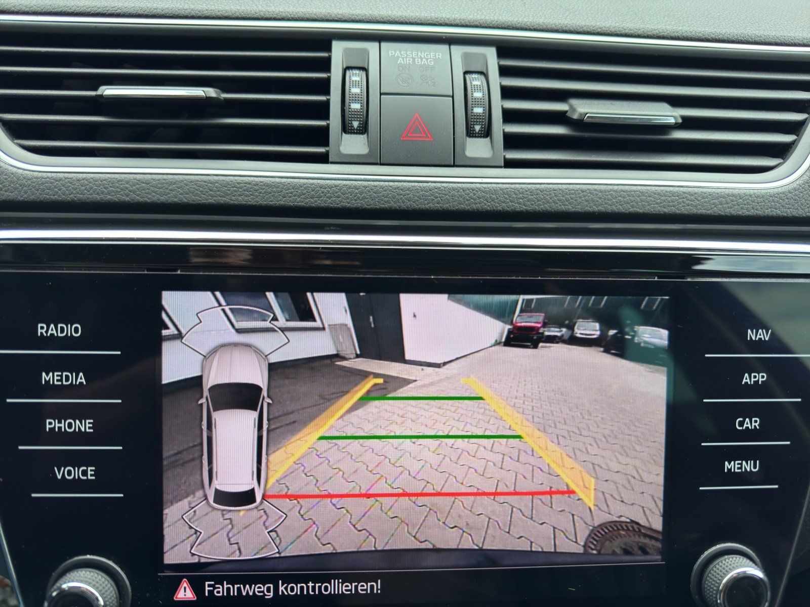 Fahrzeugabbildung SKODA Superb Combi 2.0 TDI DSG/ACC/CAM/ST-HZG/MATRIX/