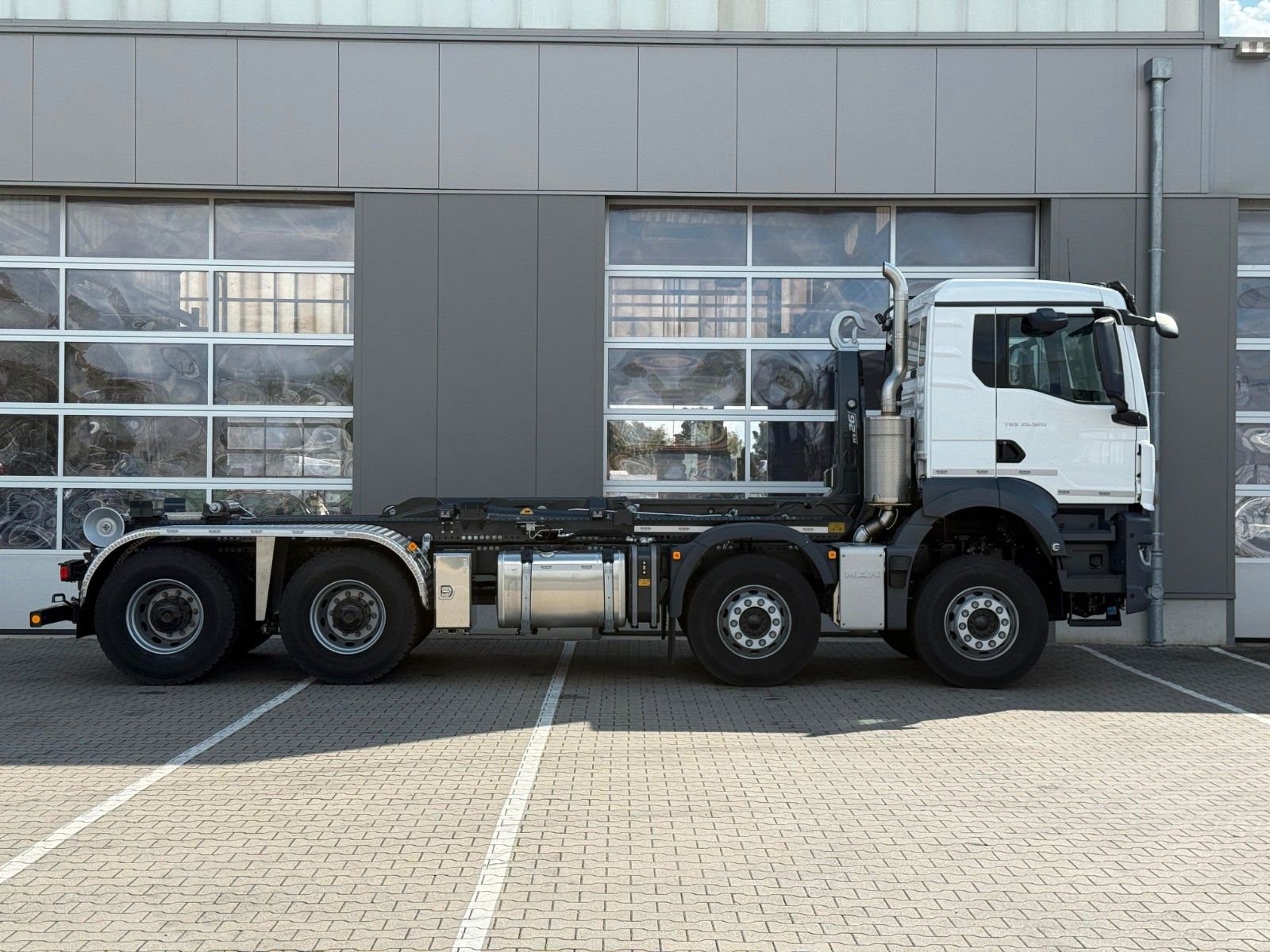 Fahrzeugabbildung MAN TGS 35.520 8x4 BL Abrollkipper MEILLER 26.65-TSL