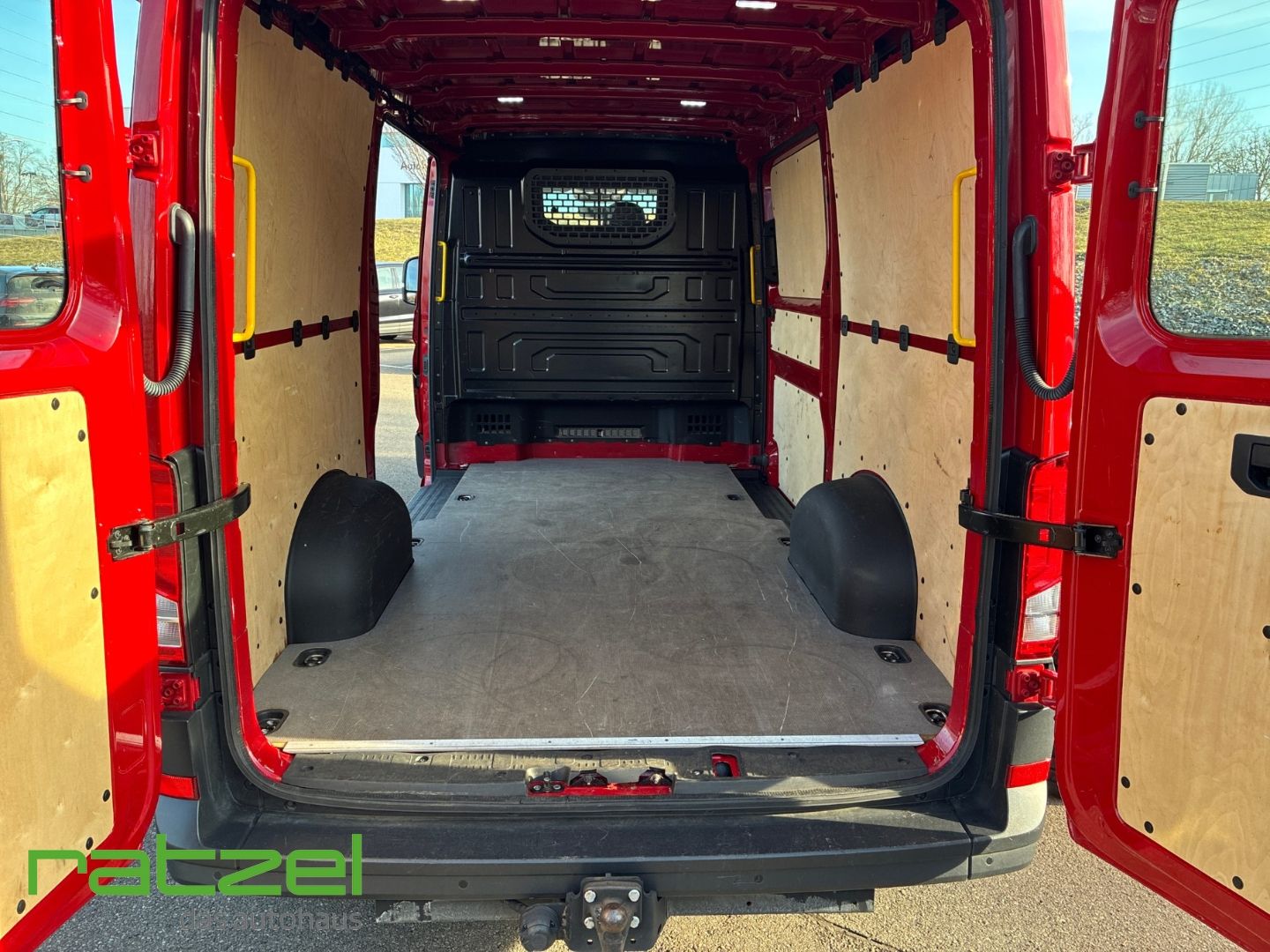 Fahrzeugabbildung Volkswagen Crafter Kasten 35 MR 2-Schiebetüren AHK Navi Rüc