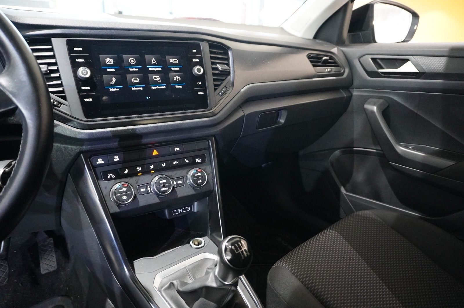 Fahrzeugabbildung Volkswagen T-Roc 1.0 TSI NAVI/LED/SHZ/PDC/NEBEL/KLIMA/DAB+