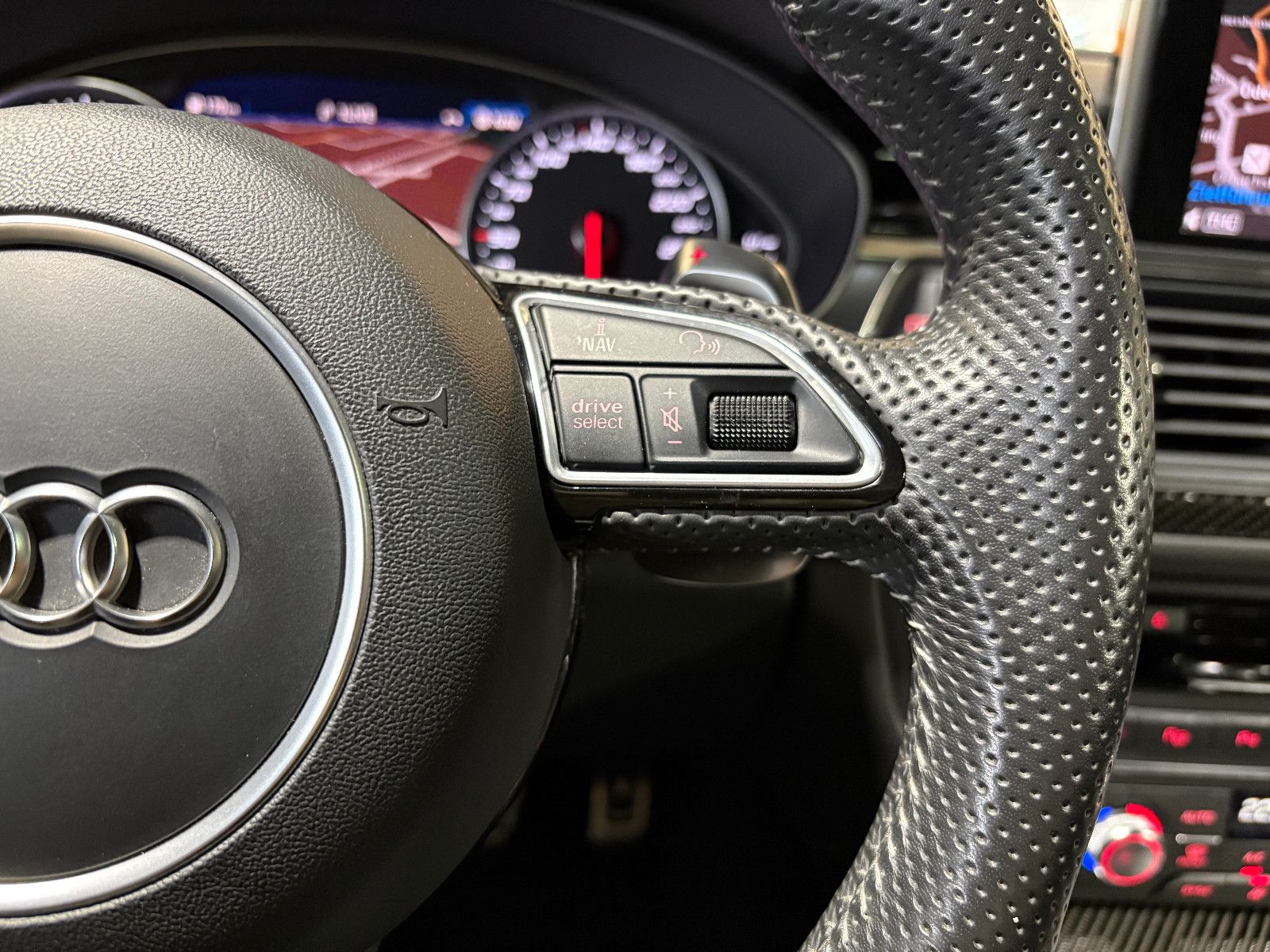 Fahrzeugabbildung Audi RS6 Avant 4.0 TFSI quattro performance/RAUTE/360