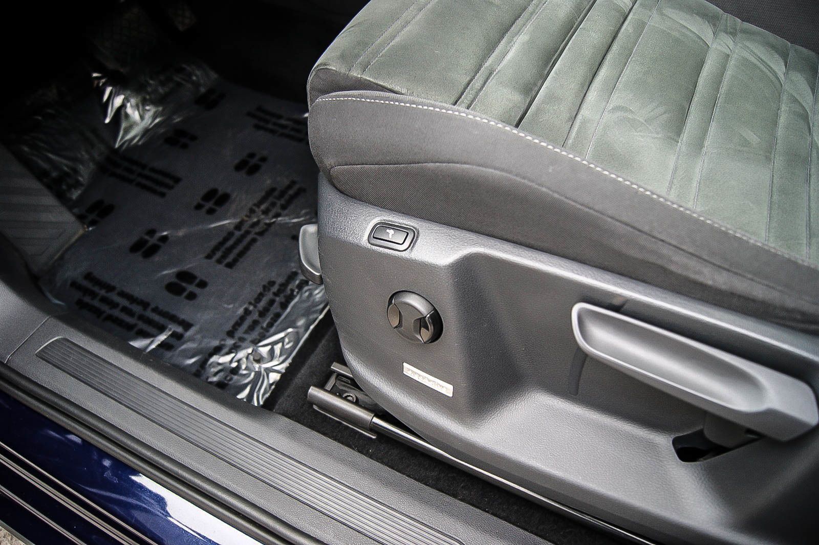 Fahrzeugabbildung Volkswagen Touran 14TSI Highline DSG PANORAMA STDHZG 7SITZE