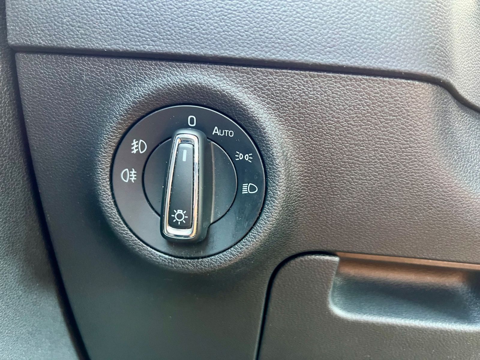SKODA Karoq 1.5 TSI Style KLIMAAUT NAVI SHZ PDC CARPLA
