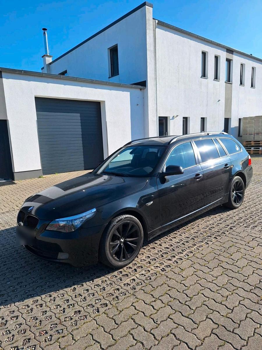 BMW 520 2010 — rear view