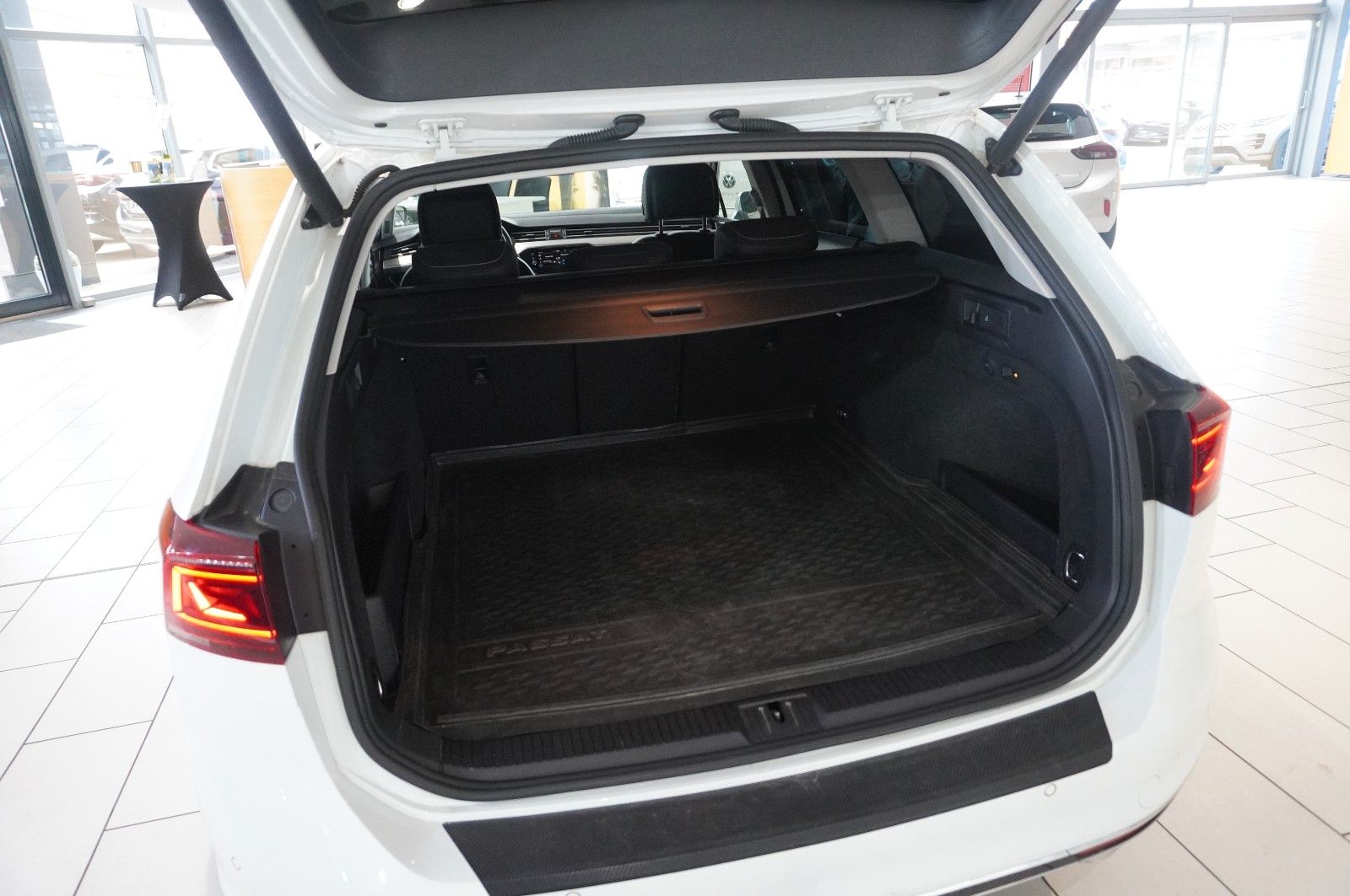 Fahrzeugabbildung Volkswagen Passat VARI. 2.0D R-LINE 4M NAVI/LED/KAMERA/AHK