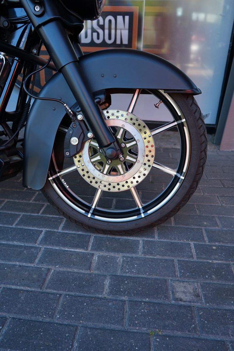 Fahrzeugabbildung Harley-Davidson Street Glide 103 - Mega Umbau - Jekill - 21 Zoll