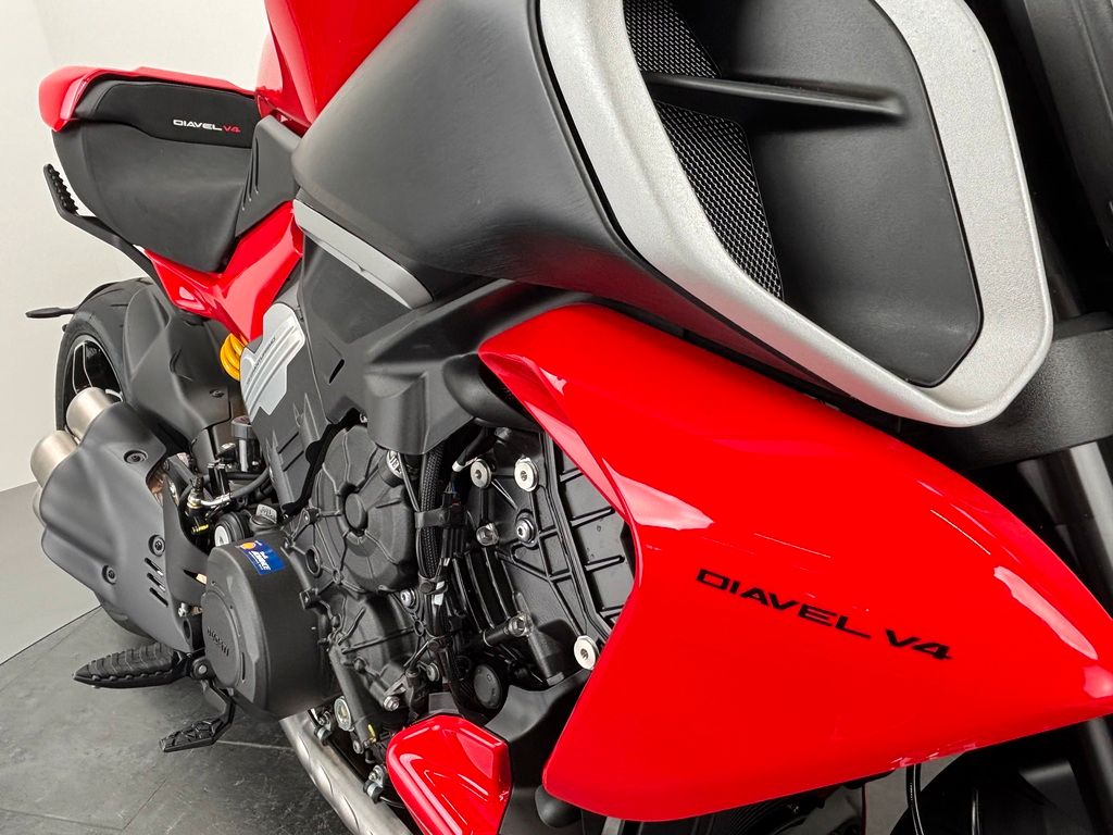 Fahrzeugabbildung Ducati DIAVEL V4 *NEUWERTIG *1. HAND