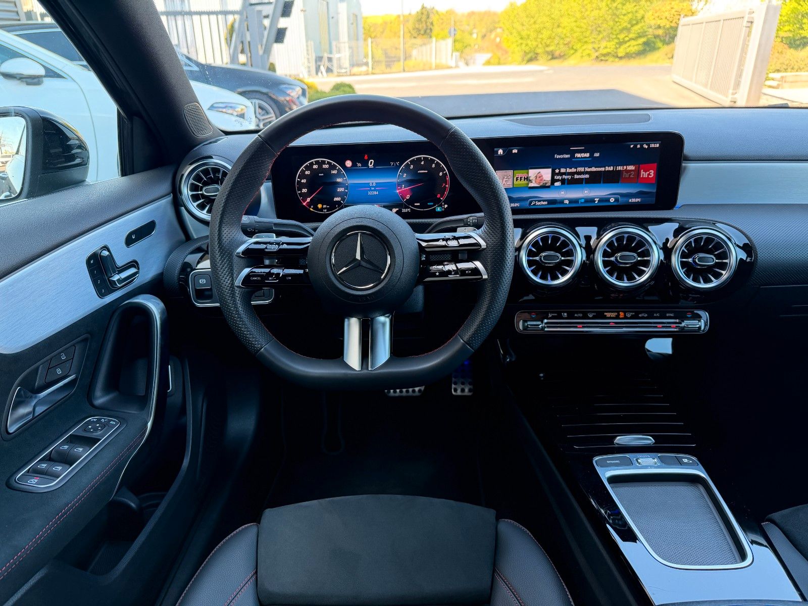 Fahrzeugabbildung Mercedes-Benz A 200 Limousine AMG NIGHT+AHK+MEMORY+360°+Ambien