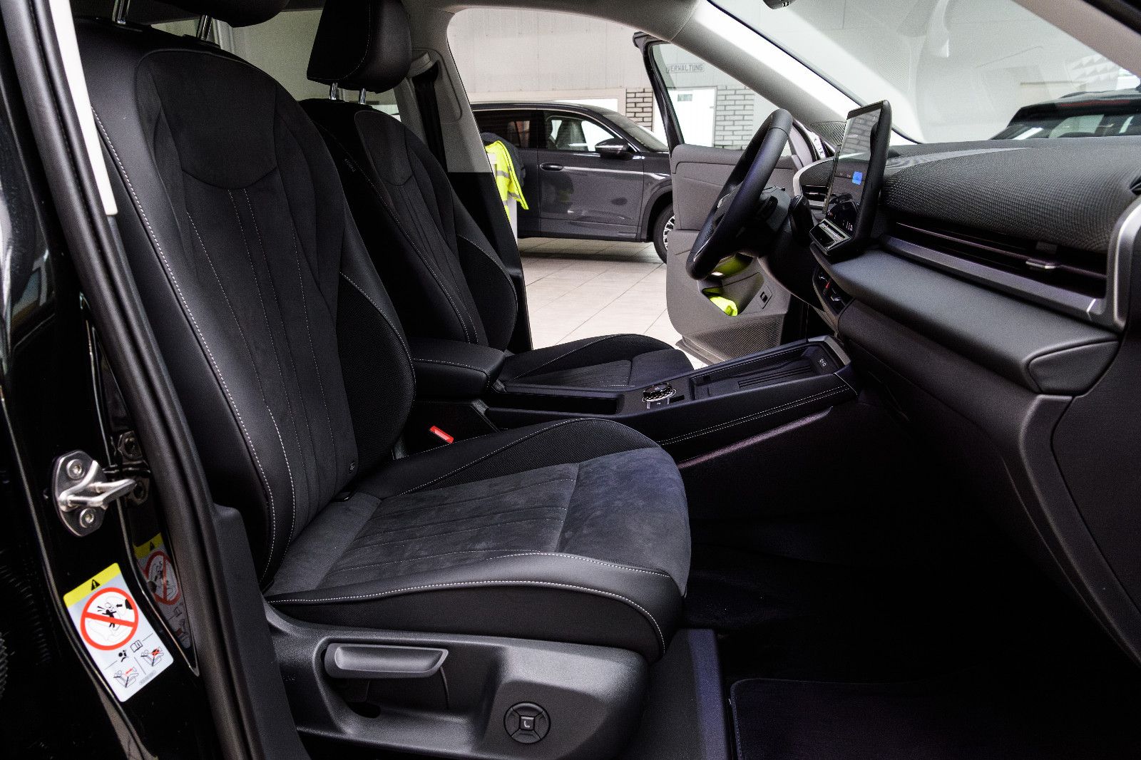 Fahrzeugabbildung Volkswagen T-Roc 1.5 eTSI  Style+IQ-Light+AHK+5 Jahre Gar.