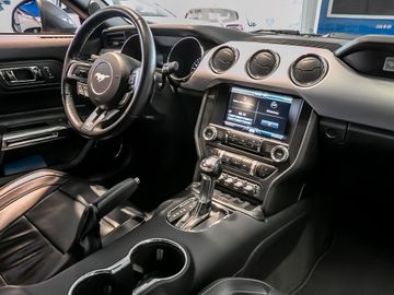 Ford Mustang Basis Convertible Performance-Paket Navi