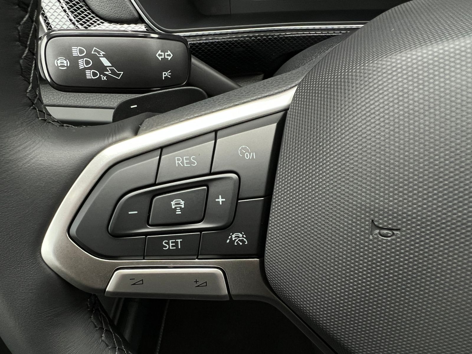 Fahrzeugabbildung Volkswagen T-Cross R-Line 1.5 TSI DSG *AHK, IQ.LIGHT, ACC,