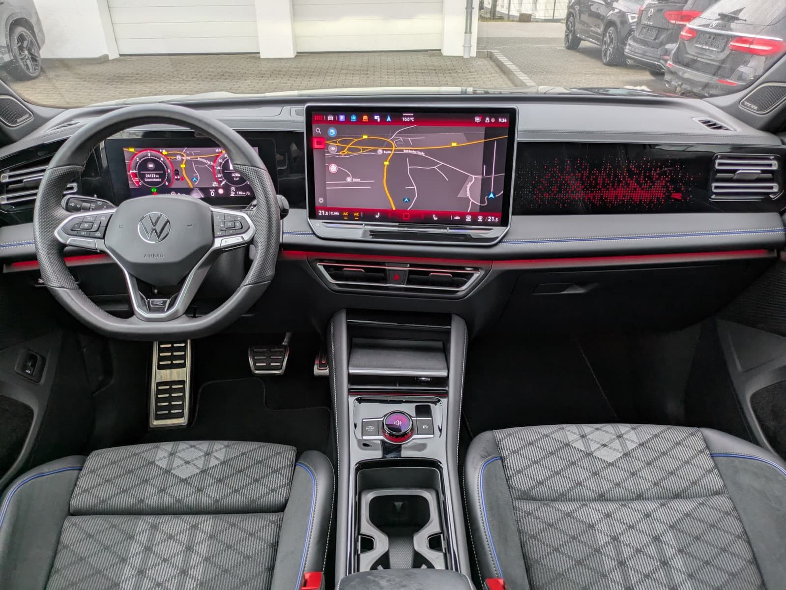 Fahrzeugabbildung Volkswagen Tiguan 2.0 TDI 4M R-Line PANO*H&K*AHK*MATRIX*20"