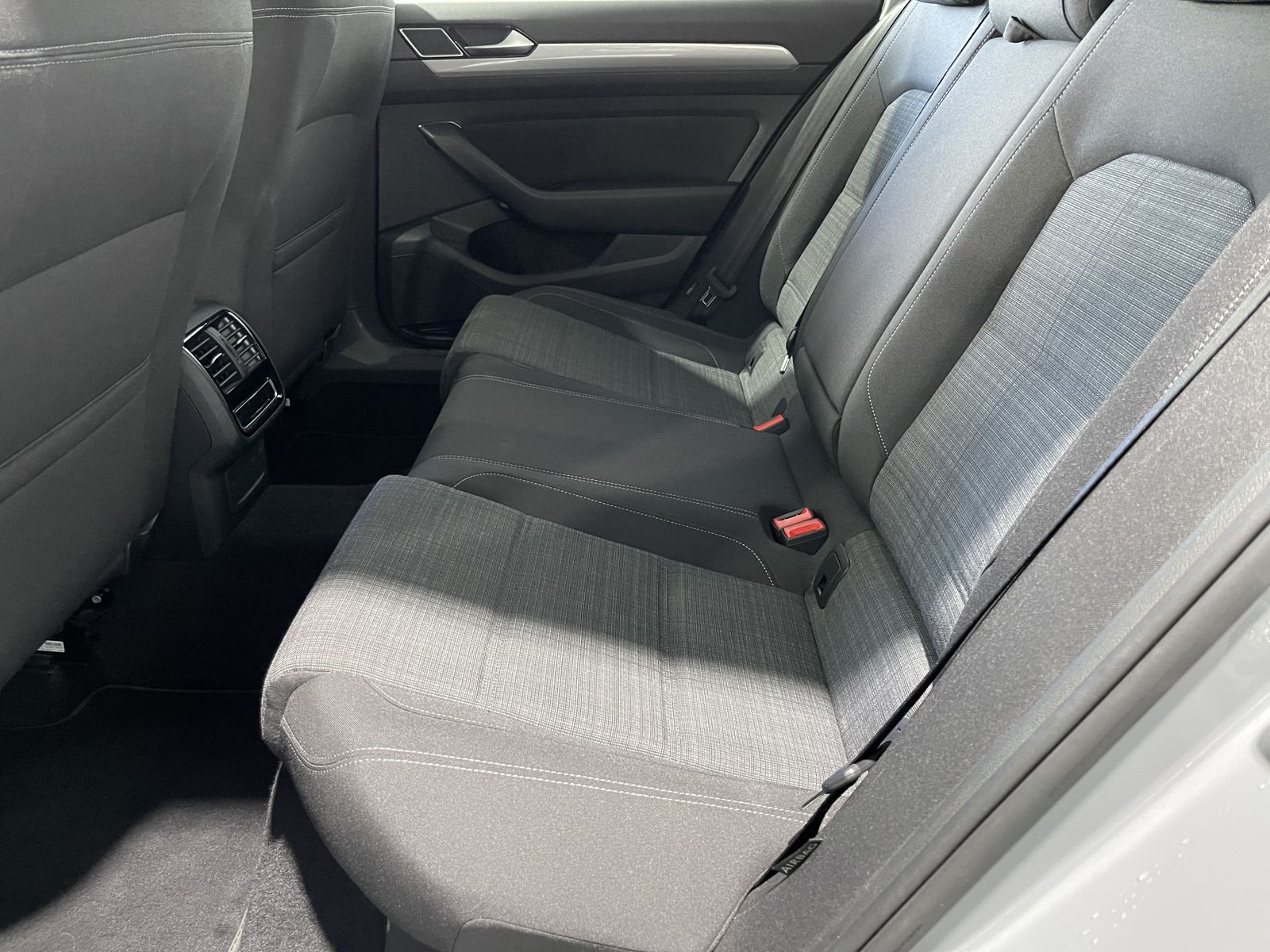 Fahrzeugabbildung Volkswagen Passat Variant Business 2.0 TDI*LED*Cam*ACC*Navi