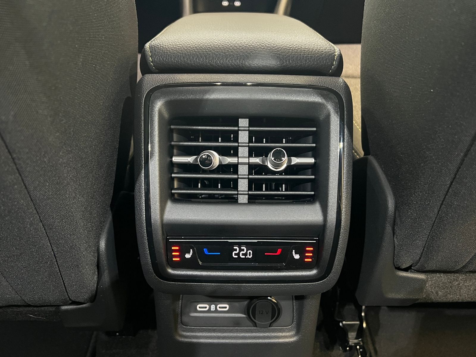 Fahrzeugabbildung SKODA Kodiaq Selection 2.0 TDI DSG *AHK, 7 Sitze, Pano