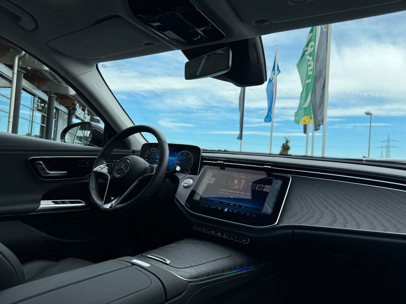 Fahrzeugabbildung Mercedes-Benz E 220 d Avantgarde R-Kamera+Pano+Distr+TotW+ - mit KI generiert/bearbeitet