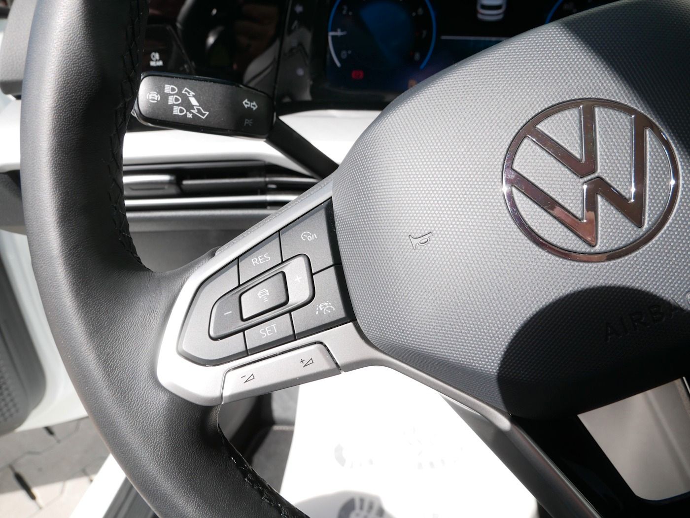 Fahrzeugabbildung Volkswagen Golf -VIII 1.0 Life NEU39T Standhz Kamera ACC SH