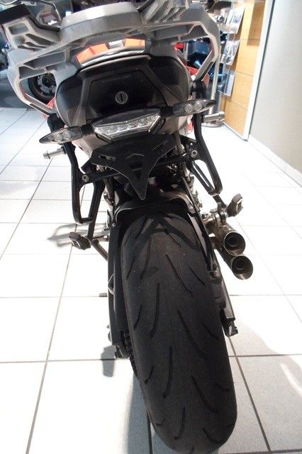 Fahrzeugabbildung BMW S1000XR mit Tieferlegung und Seitenkoffer