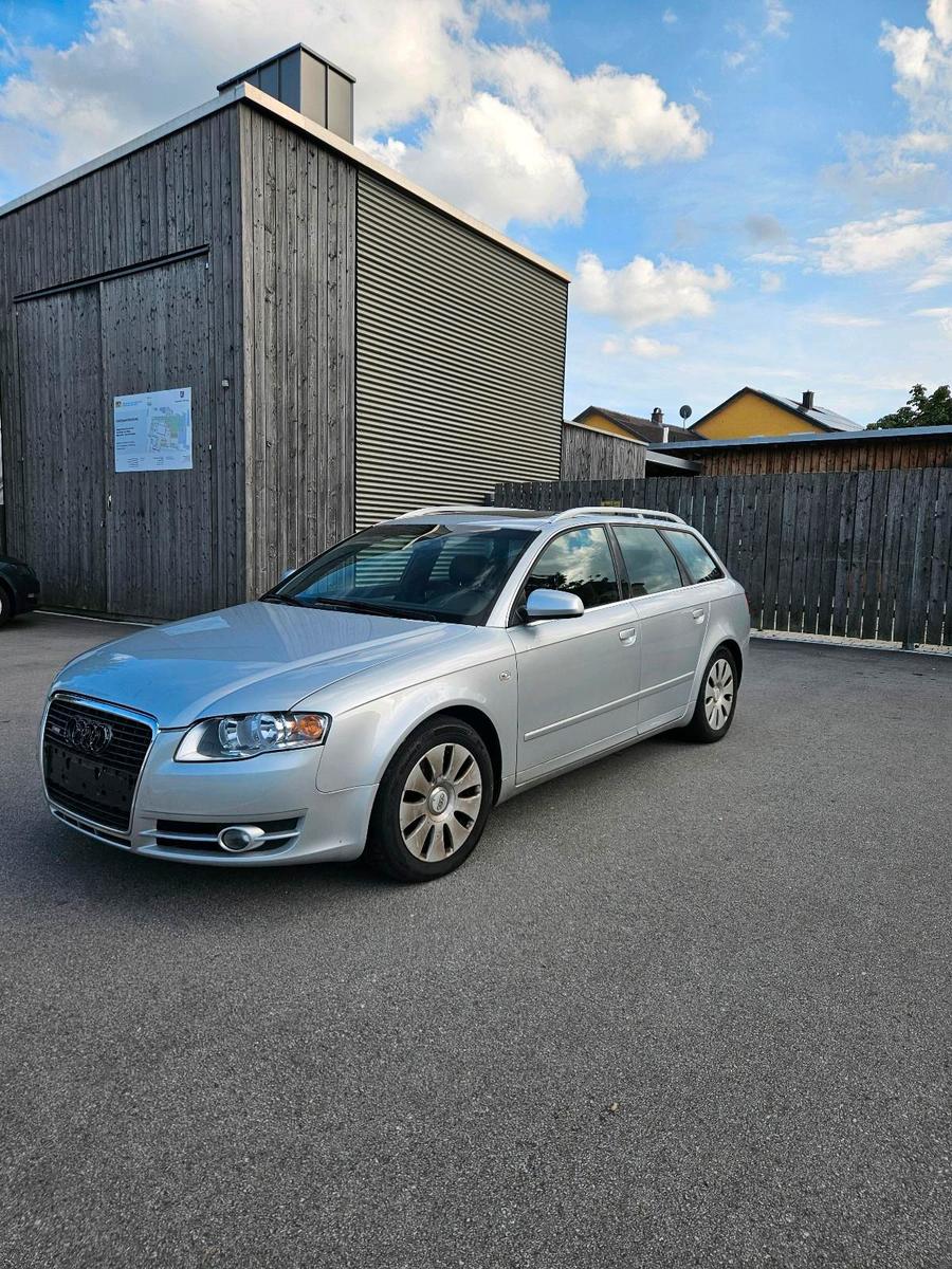 Audi A4 2004 — вигляд ззаду