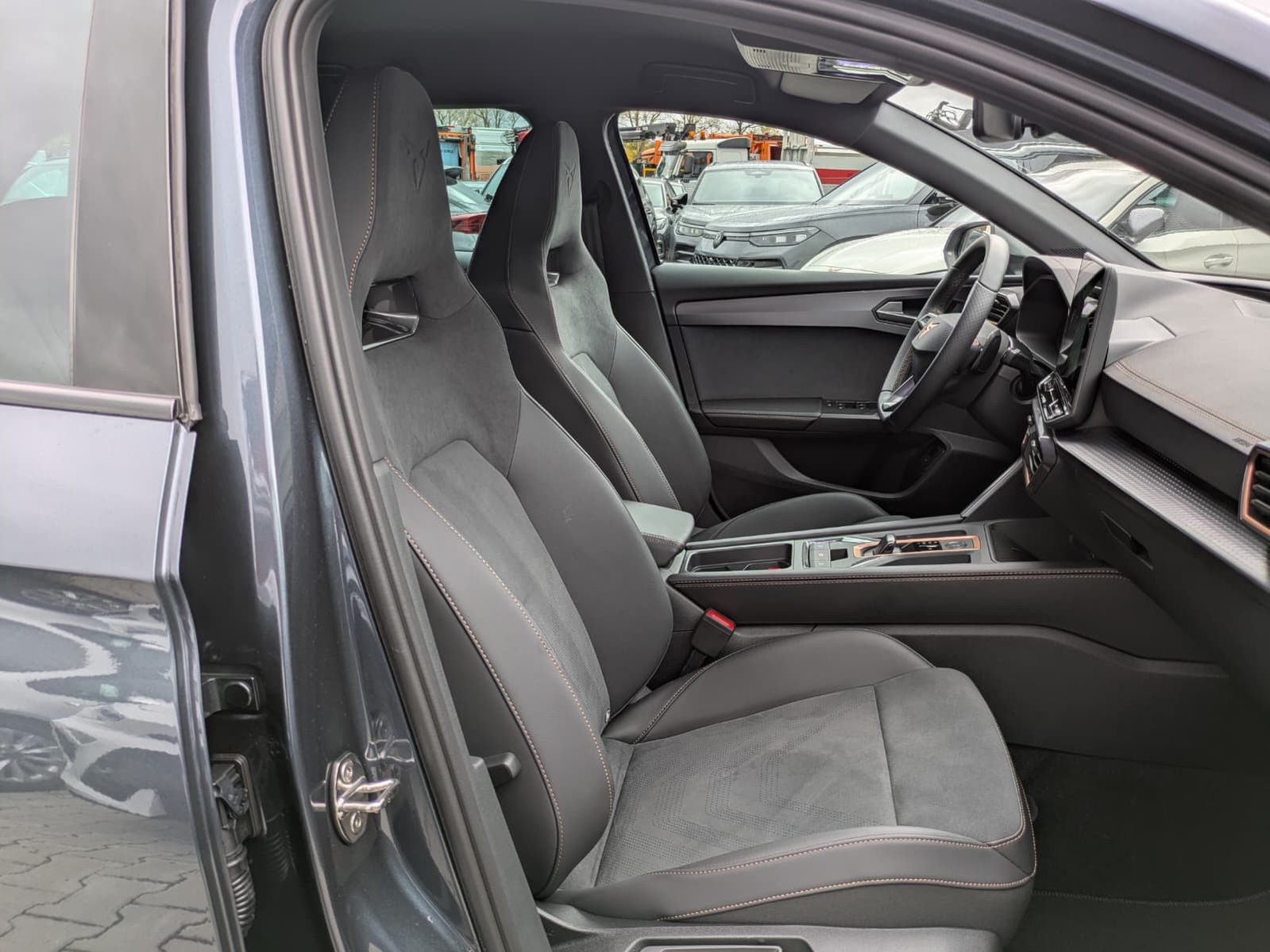 Fahrzeugabbildung CUPRA Leon 1.5 eTSI EDGE MATRIX*ACC*KAM*18"5JGARANTIE