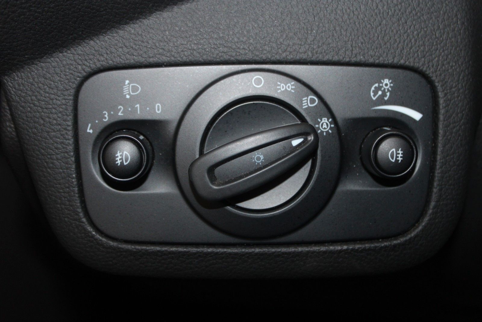 Fahrzeugabbildung Ford C-Max 1,5 Titanium Automatik NAVI AHK WinterPak