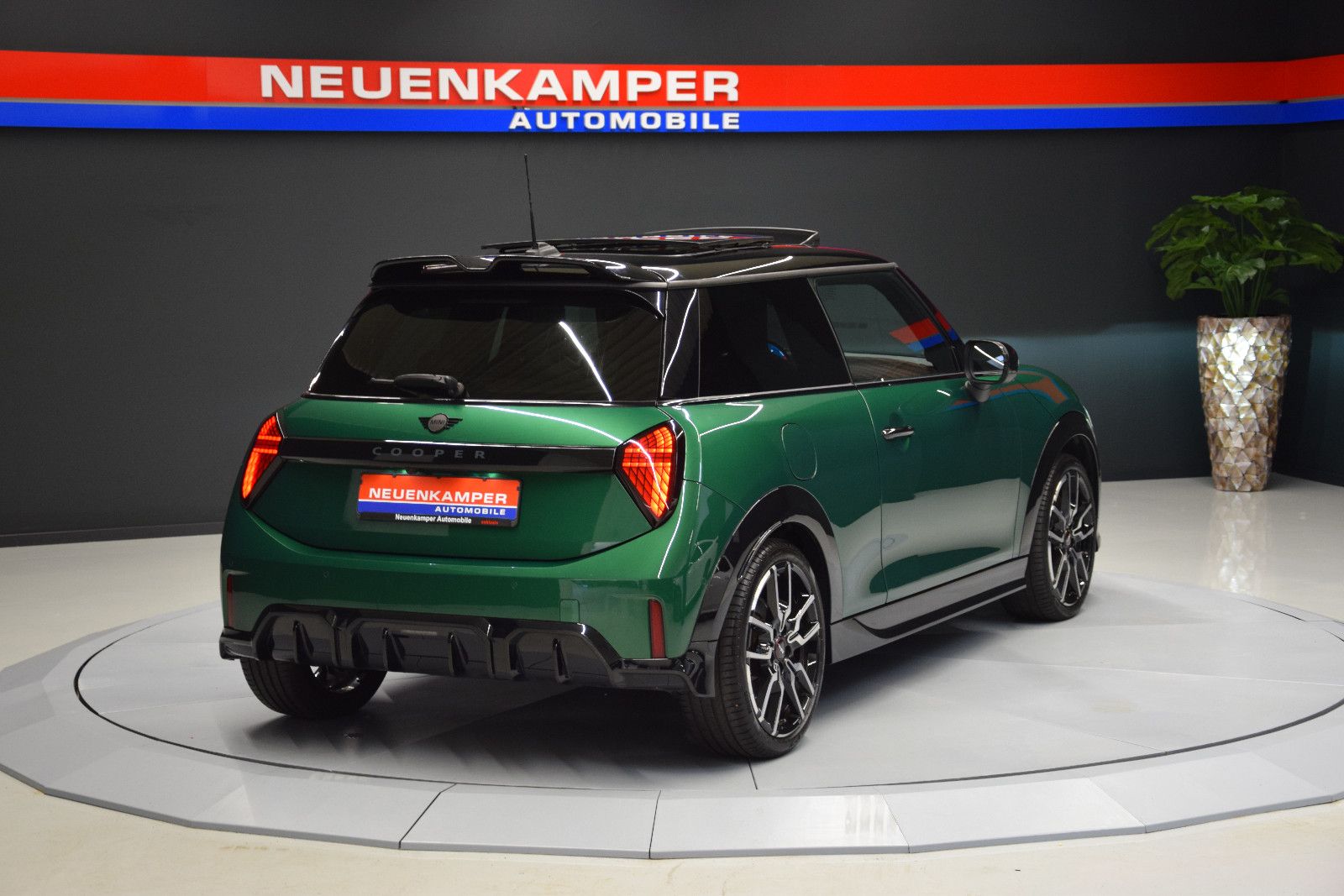 Fahrzeugabbildung MINI Cooper C JCW Trim Paket-XL Pano H&k 360° HuD