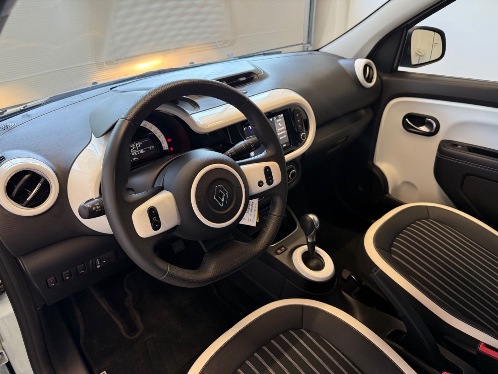 Fahrzeugabbildung Renault Twingo Techno Electric, Navi, Rückfahrkamera