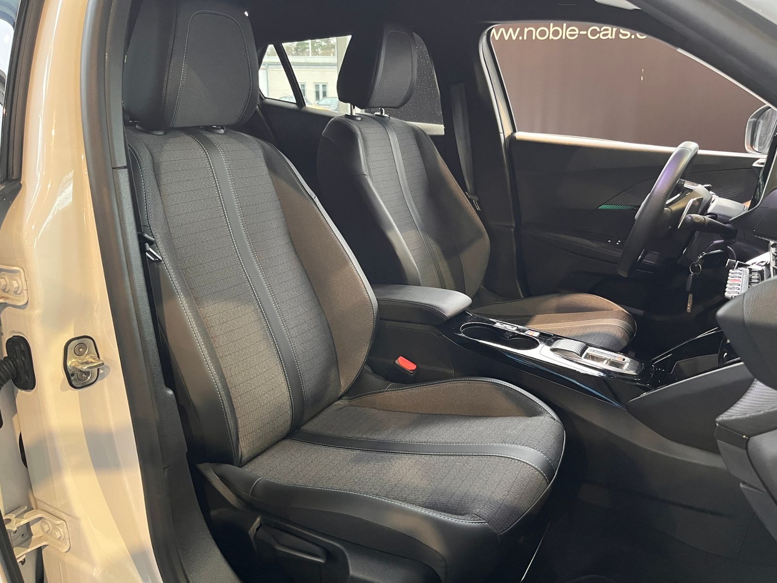 Fahrzeugabbildung Peugeot 2008 Allure LED NAV DAB SHZ PDC ALU