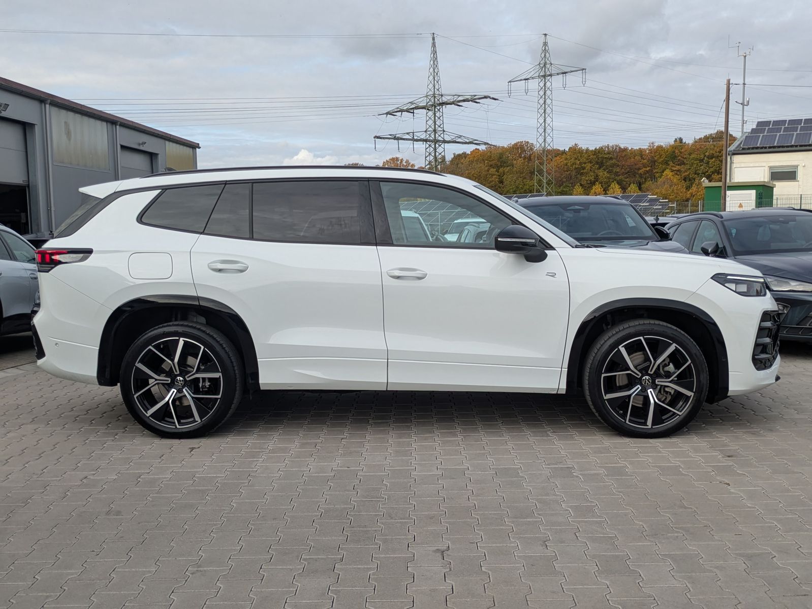 Fahrzeugabbildung Volkswagen Tayron 2.0 TDI 4M R-Line 7Si*MATRIX*AHK*PANO*HUD