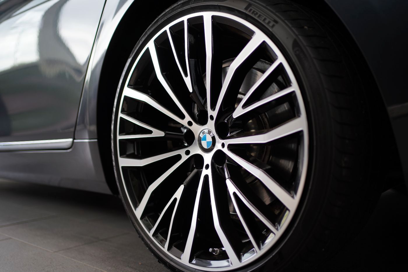 Fahrzeugabbildung BMW 750i xDrive +ferngest. Parken+Komfortsitze v&h++