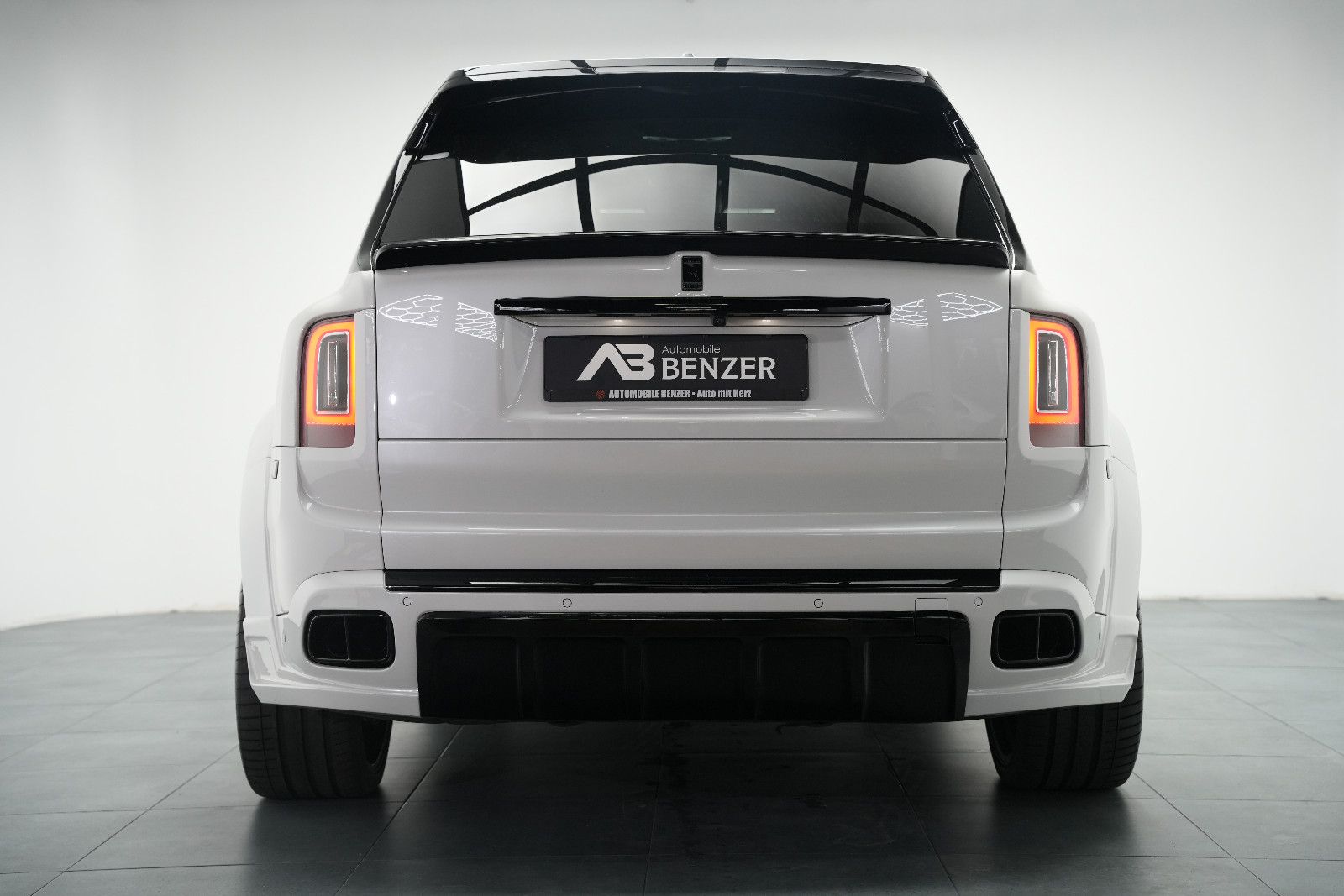 Fahrzeugabbildung Rolls-Royce Cullinan/NOVITEC/WIDEBODY/24''/FOND-TV/STERNEHIM