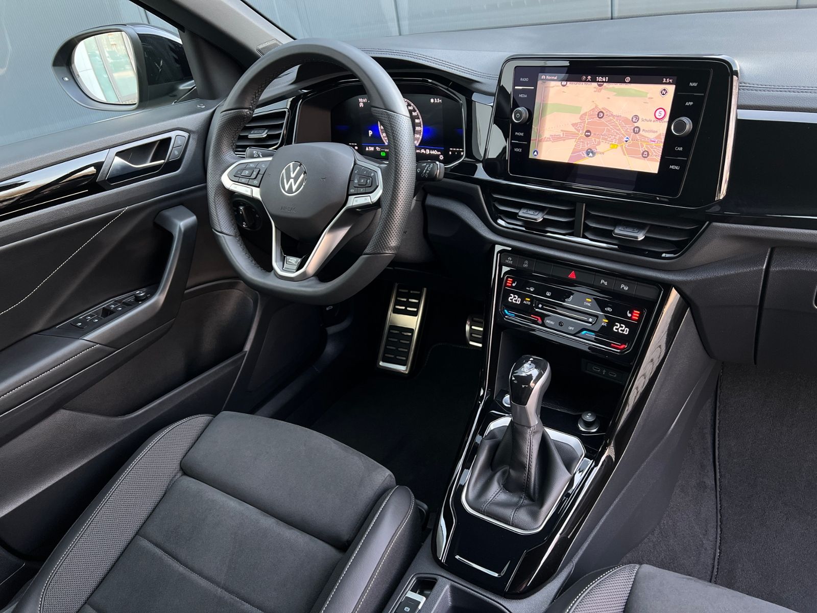 Fahrzeugabbildung Volkswagen T-Roc R-Line 1.5 TSI DSG *AHK,LED,BlackStyle,PDC