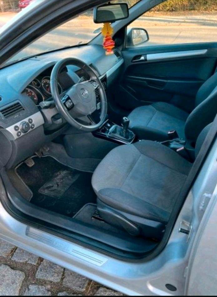Opel Astra 2011 — photo 7