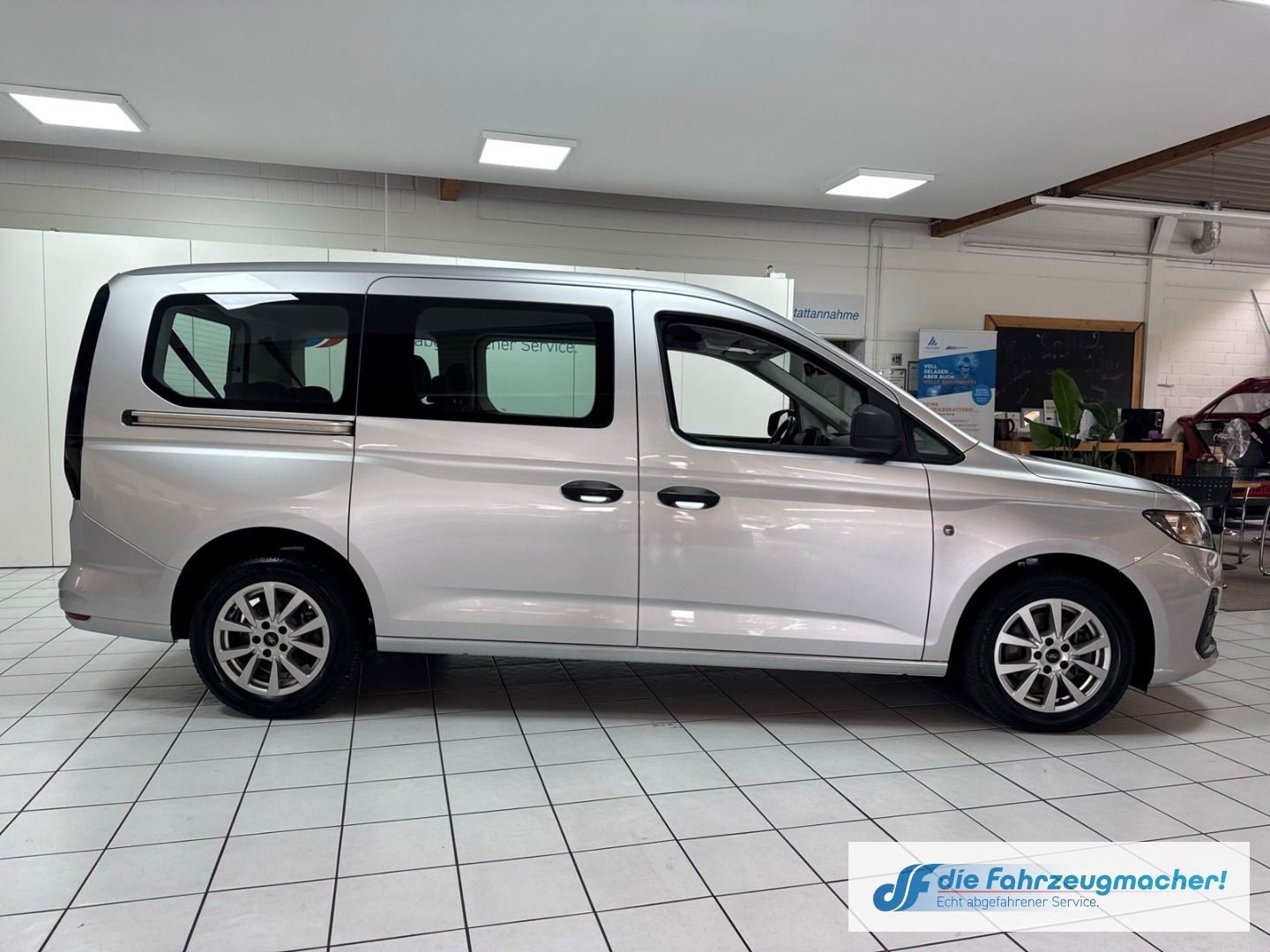 Fahrzeugabbildung Ford Grand Tourneo Connect Trend 7-Sitzer Apple CarPl