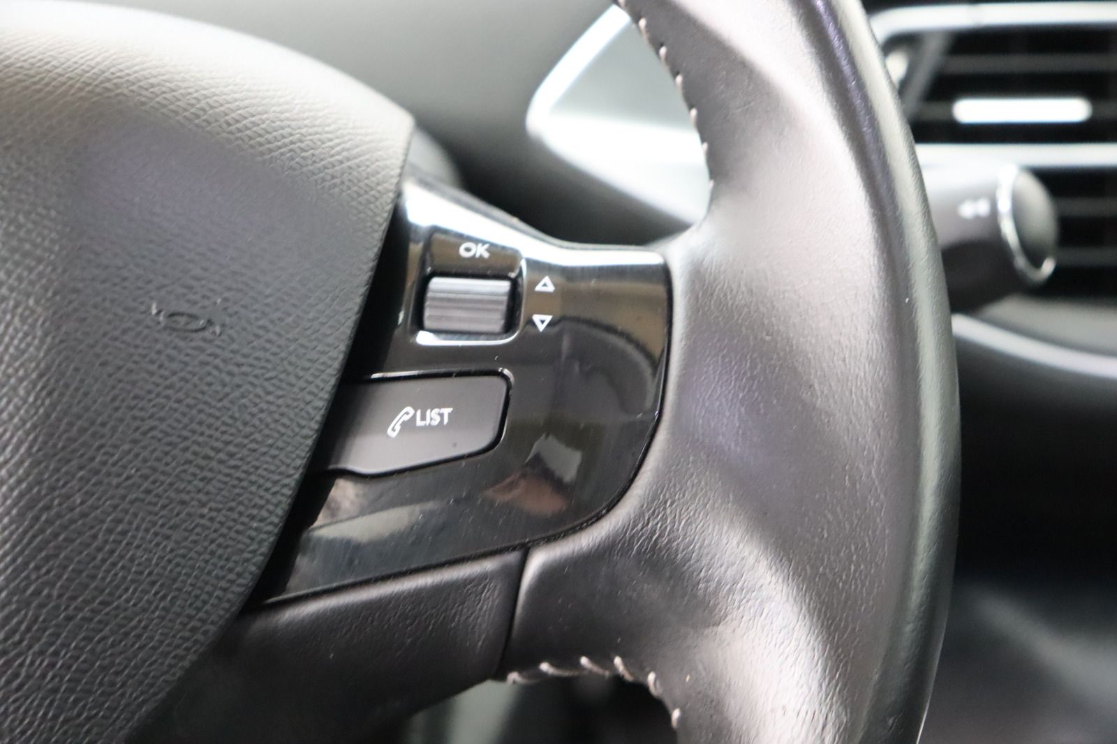 Fahrzeugabbildung Peugeot 308 Active * LED * Navi * Massage