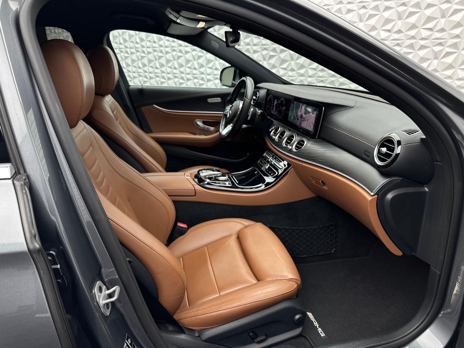 Fahrzeugabbildung Mercedes-Benz E 400d AMG/4MATIC/DISTRO/STDHZ/9G/AHK/360°/MBUX