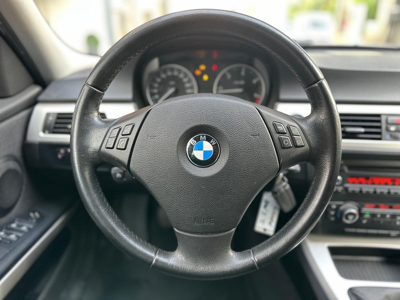 BMW 318 2011 — photo 13