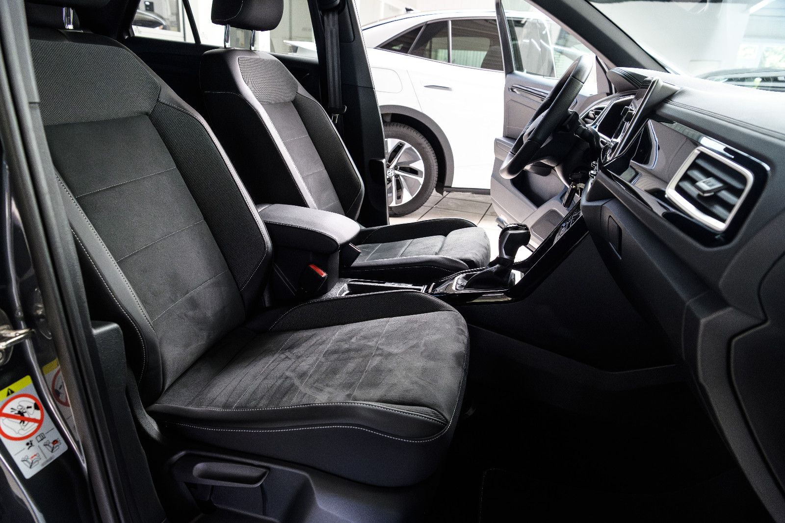 Fahrzeugabbildung Volkswagen T-Roc R-Line 1.5 TSI DSG LED+AHK+KAMERA+ACC+SHZ