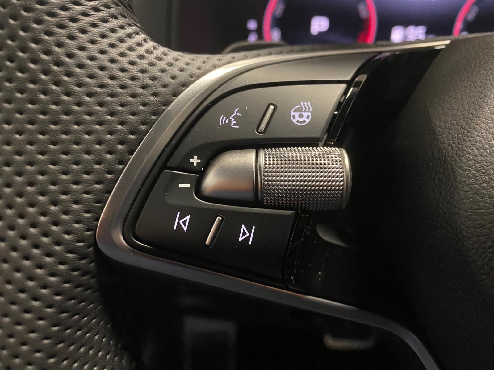 Fahrzeugabbildung SKODA Karoq 1.5 ACT SPORTLINE+5J GA+MATRIX+ACC+360+AHK