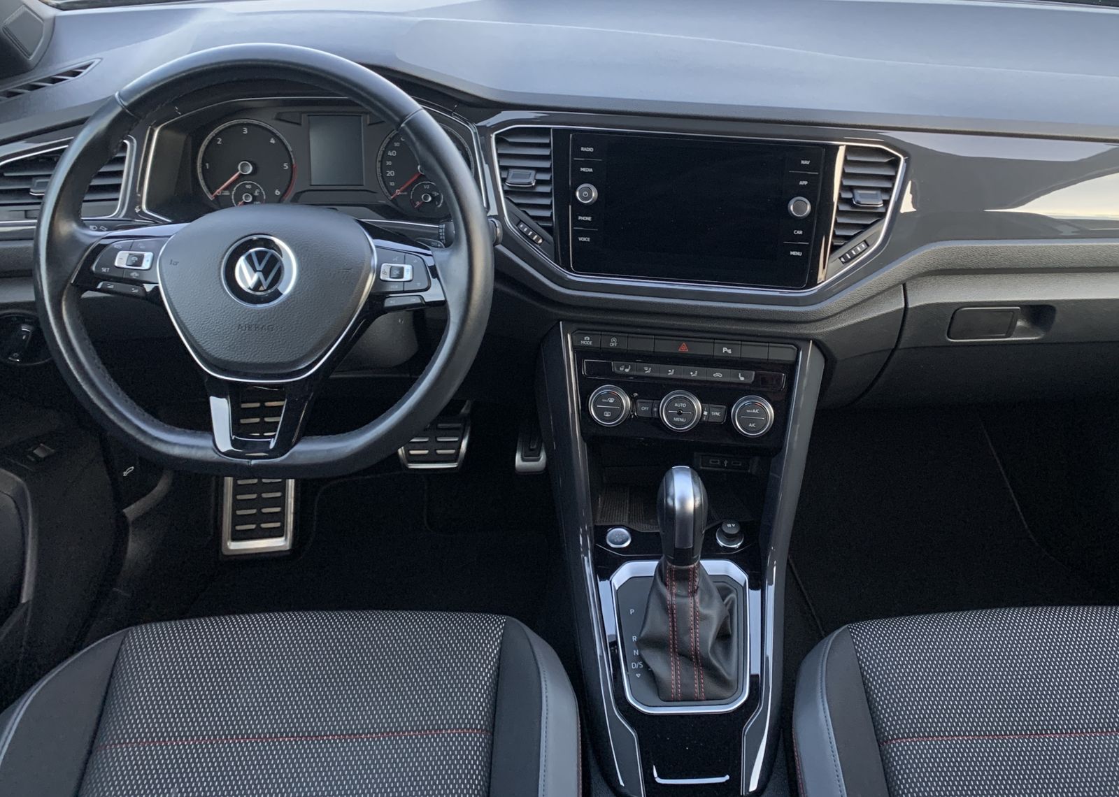 Fahrzeugabbildung Volkswagen T-Roc 2.0 TDI*Sport*AHK*Cam*LED*Navi*ACC*