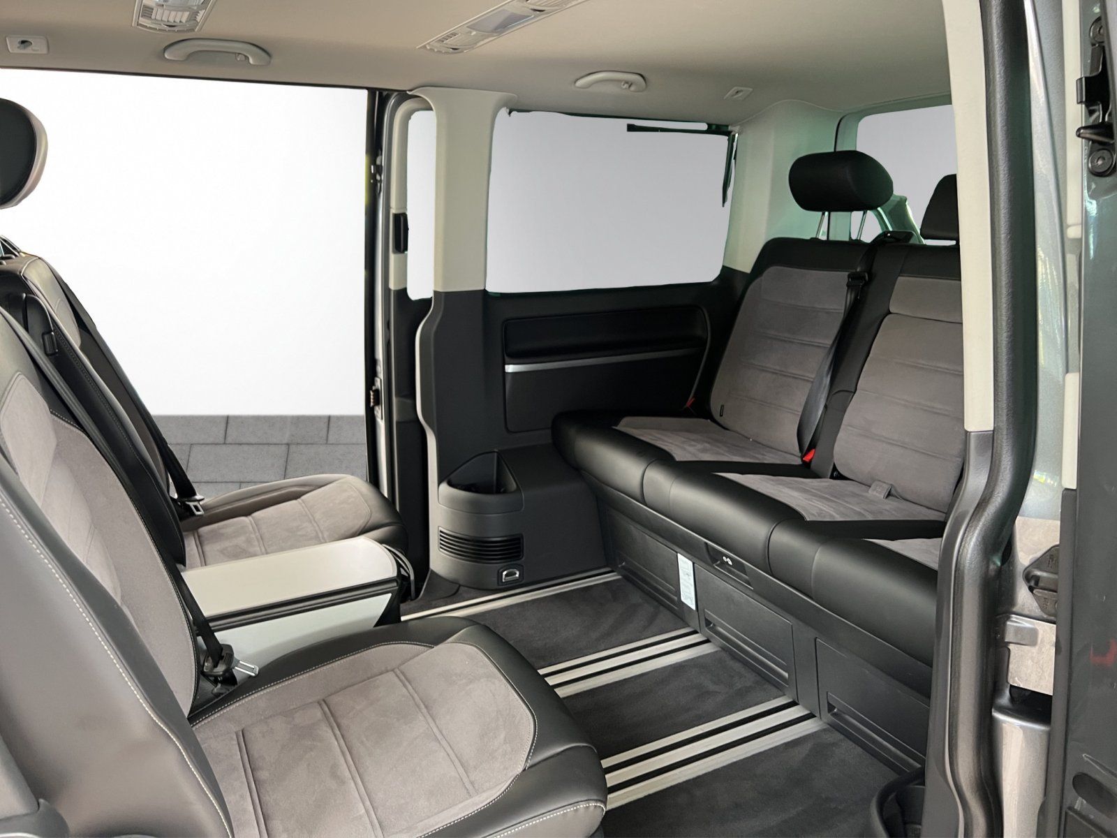 Volkswagen T6.1 Multivan 2,0 TDI Highline FWD foto 17