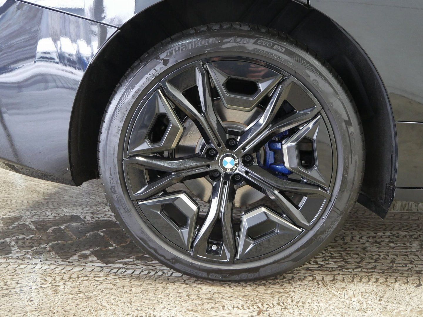 Fahrzeugabbildung BMW iX xDrive60 Sitzbelüftung vorn, Glasdach Sky Lou